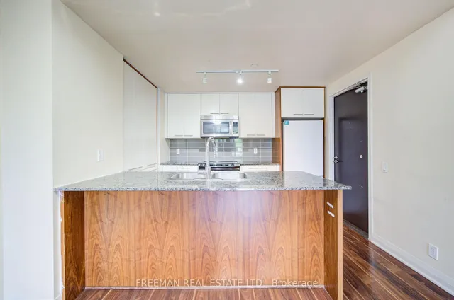 5 Valhalla Inn Rd #TH108, Toronto 4