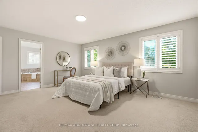 2381 Grand Oak Tr, Oakville 2