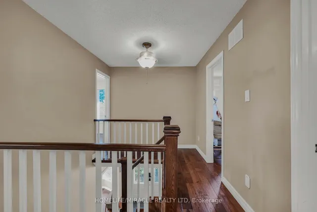 9 Iris Cres, Brampton 5