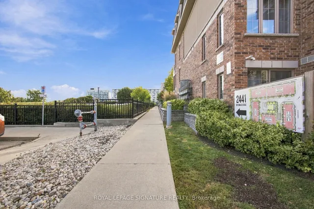 2441 Greenwich Dr #61, Oakville 2