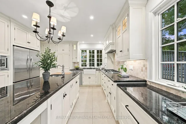 426 Trafalgar Rd, Oakville 5