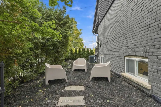 90 Rowntree Ave, Toronto 5