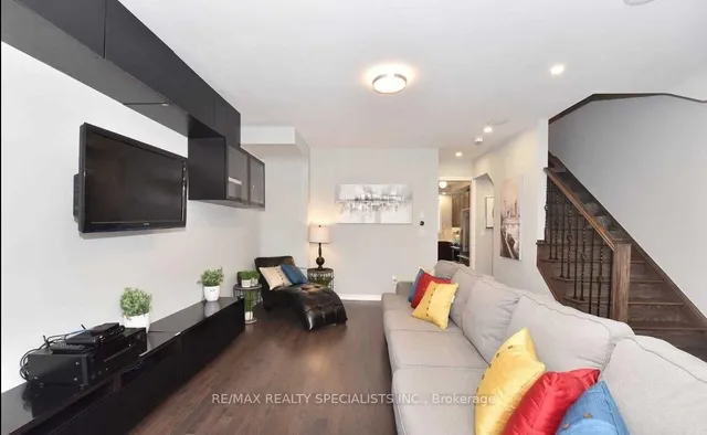 7 Hobart Gdns, Brampton 3
