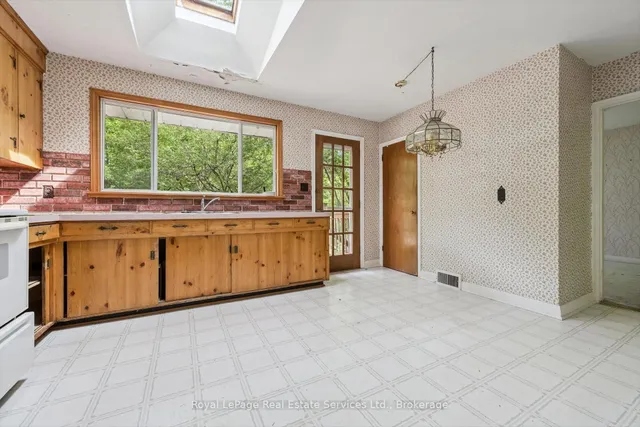 1118 Melvin Ave, Oakville 2
