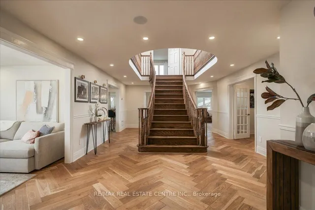 1749 Heritage Way, Oakville 3