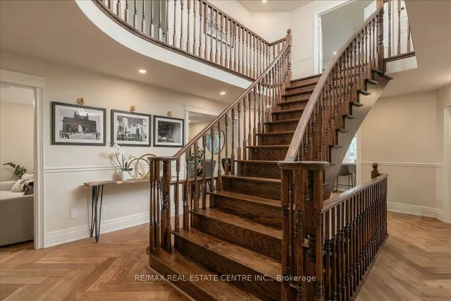 1749 Heritage Way, Oakville 4