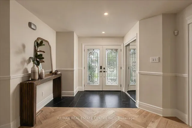 1749 Heritage Way, Oakville 2