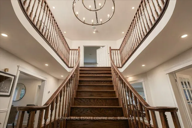 1749 Heritage Way, Oakville 5