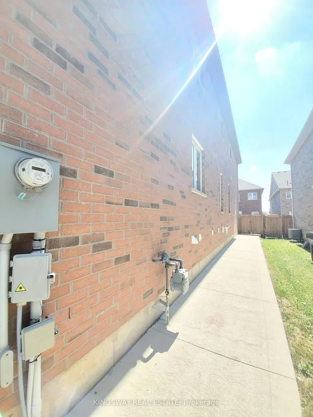 593 Remembrance Rd, Brampton 5