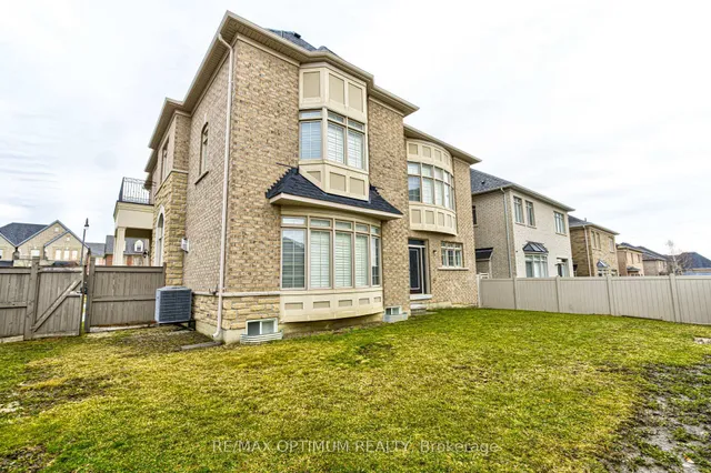 80 Royal West Dr, Brampton 4