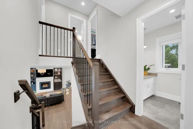 438 Southland Cres, Oakville 3