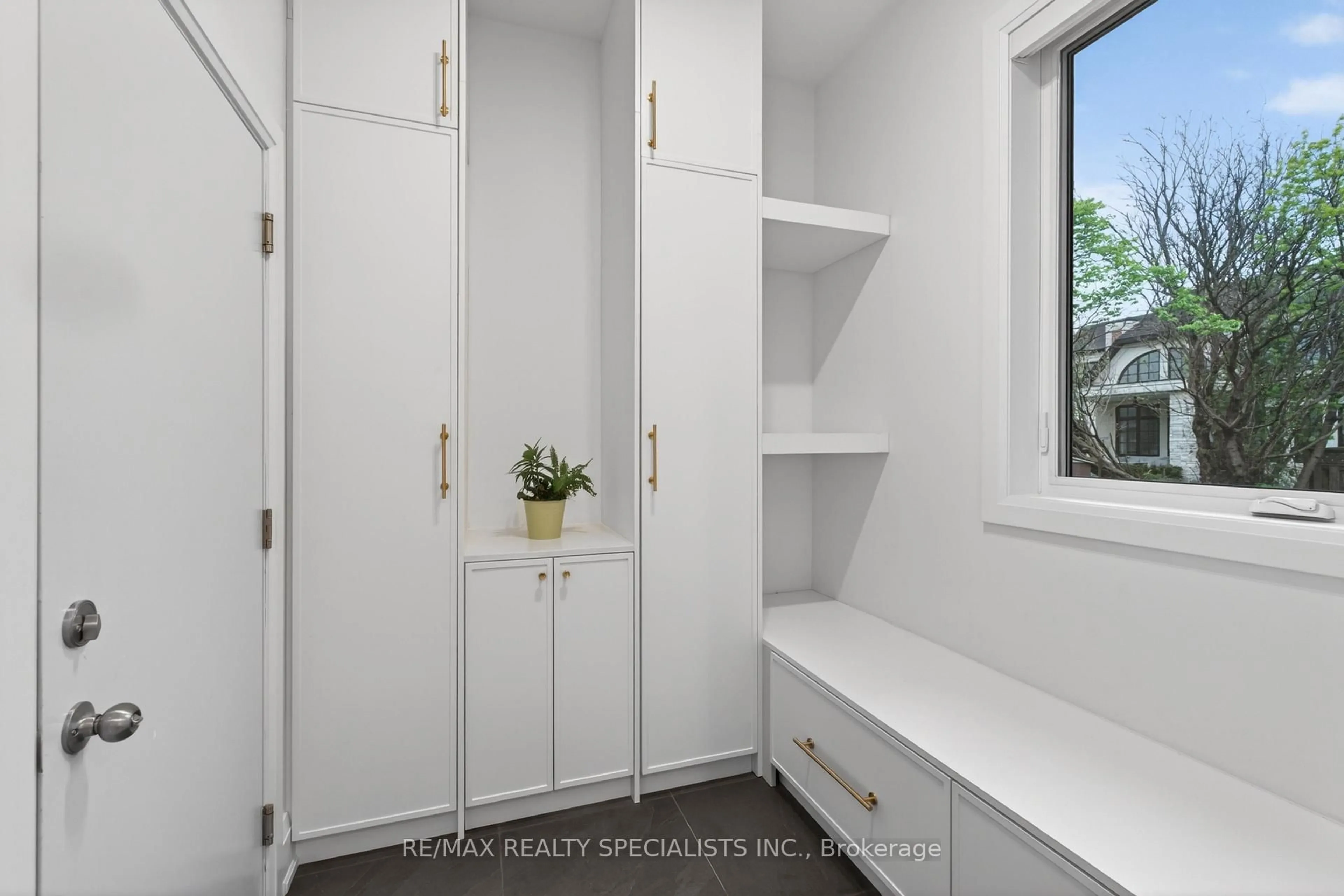 trreb/IMG-W13863450_0d8210b1-7154-43cf-8c50-fb6e201875a3-l.jpg