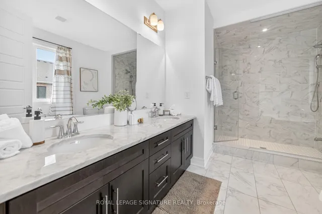 1493 Ford Strathy Cres, Oakville 3