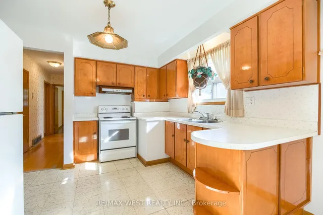 8 Carswell Pl, Toronto 3