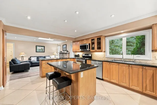 8 Fendley Crt, Brampton 4
