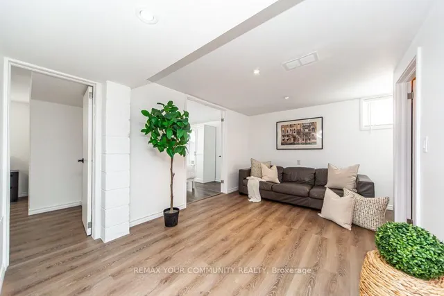 66 Decarie Circ, Toronto 4