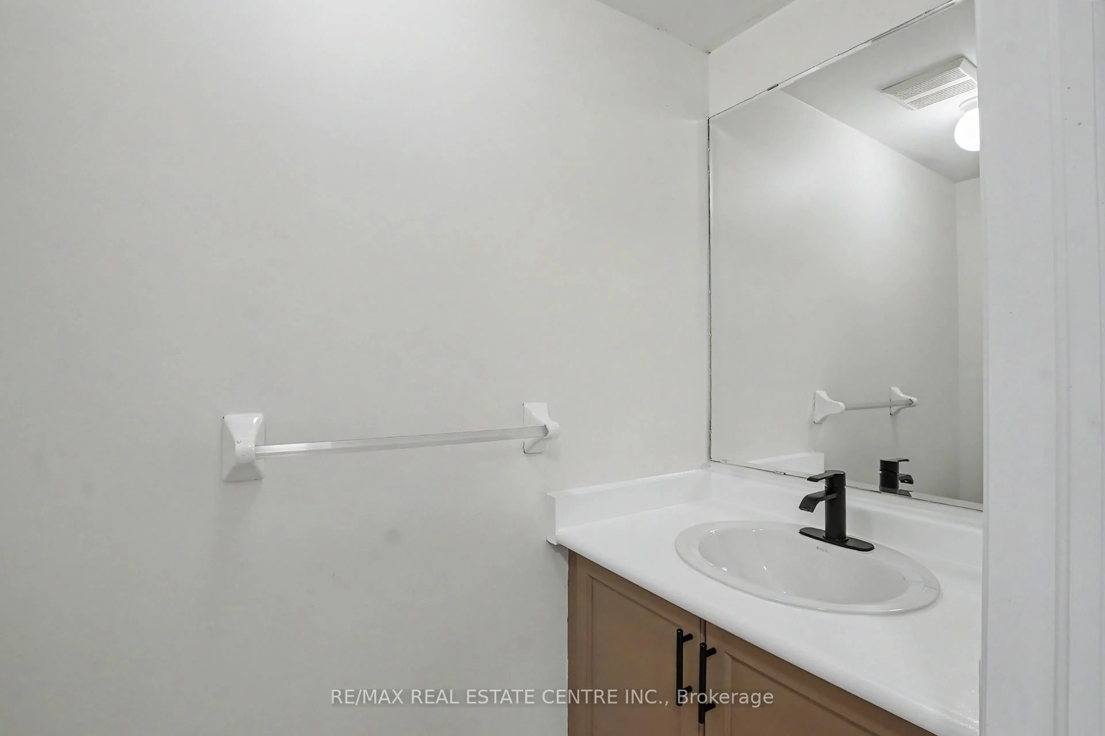 trreb/IMG-W13877678_02feb71b-1934-4a67-96b5-e9034bdb05e7-l.jpg