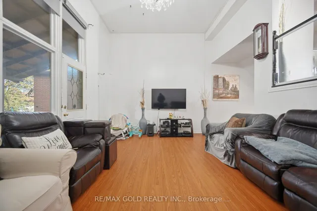 83 Clarion Rd, Toronto 5
