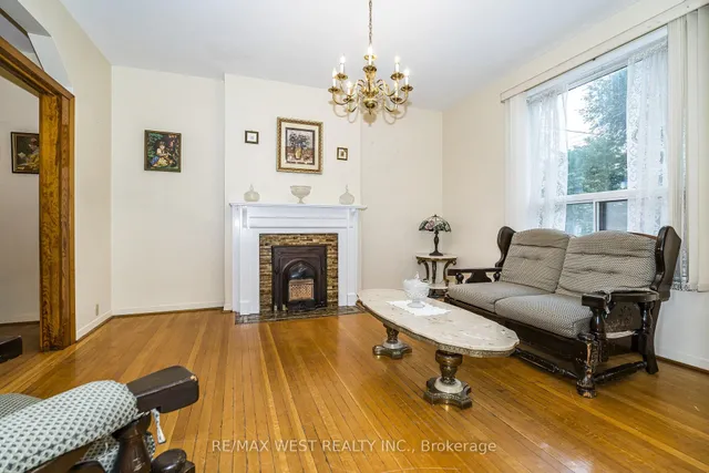 257 Delaware Ave, Toronto 4