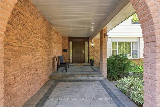 1125 Grand Blvd, Oakville 5