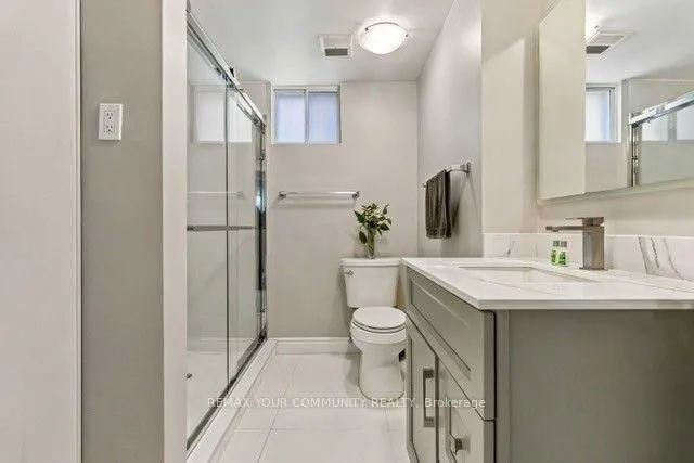2 Munhall Rd, Toronto 4