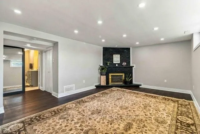 2 Munhall Rd, Toronto 5