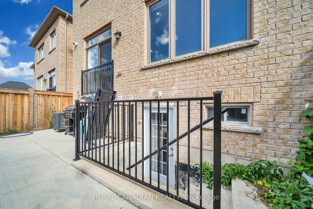 33 Bachelor St, Brampton 5