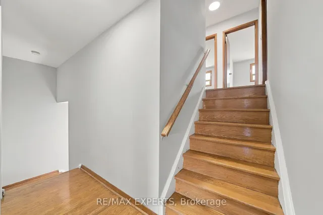 12 Paradelle Cres, Toronto 4