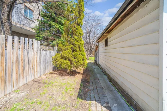371 Royal York Rd, Toronto 5