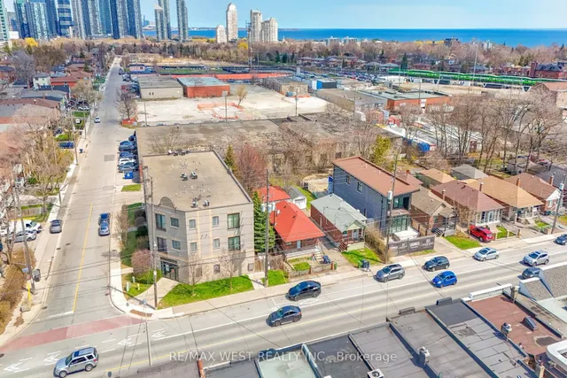 371 Royal York Rd, Toronto 4