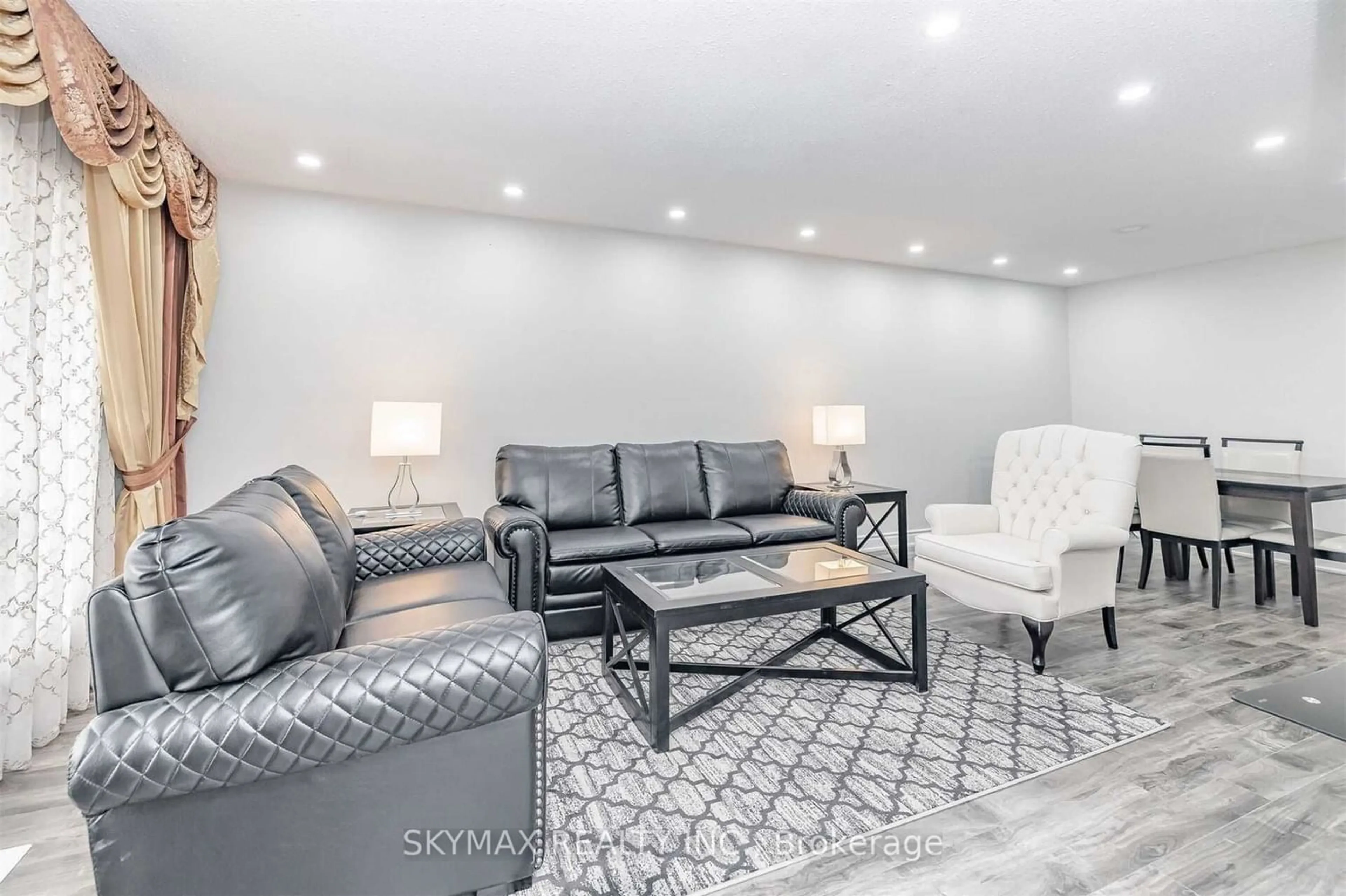 Living room for 7359 Sigsbee Dr, Mississauga Ontario L4T 3S5