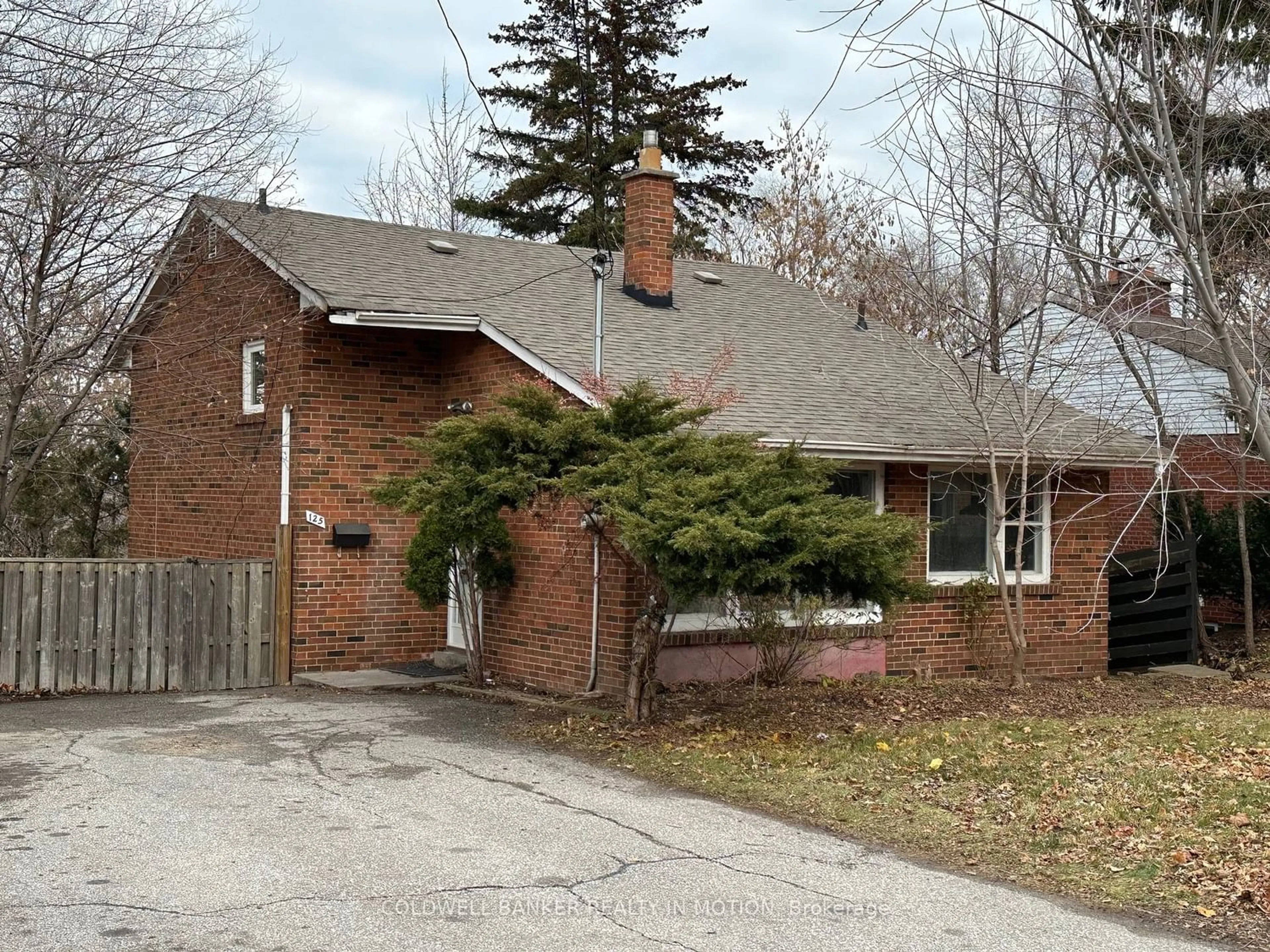 Frontside or backside of a home for 125 Vista Dr, Mississauga Ontario L5M 1W2