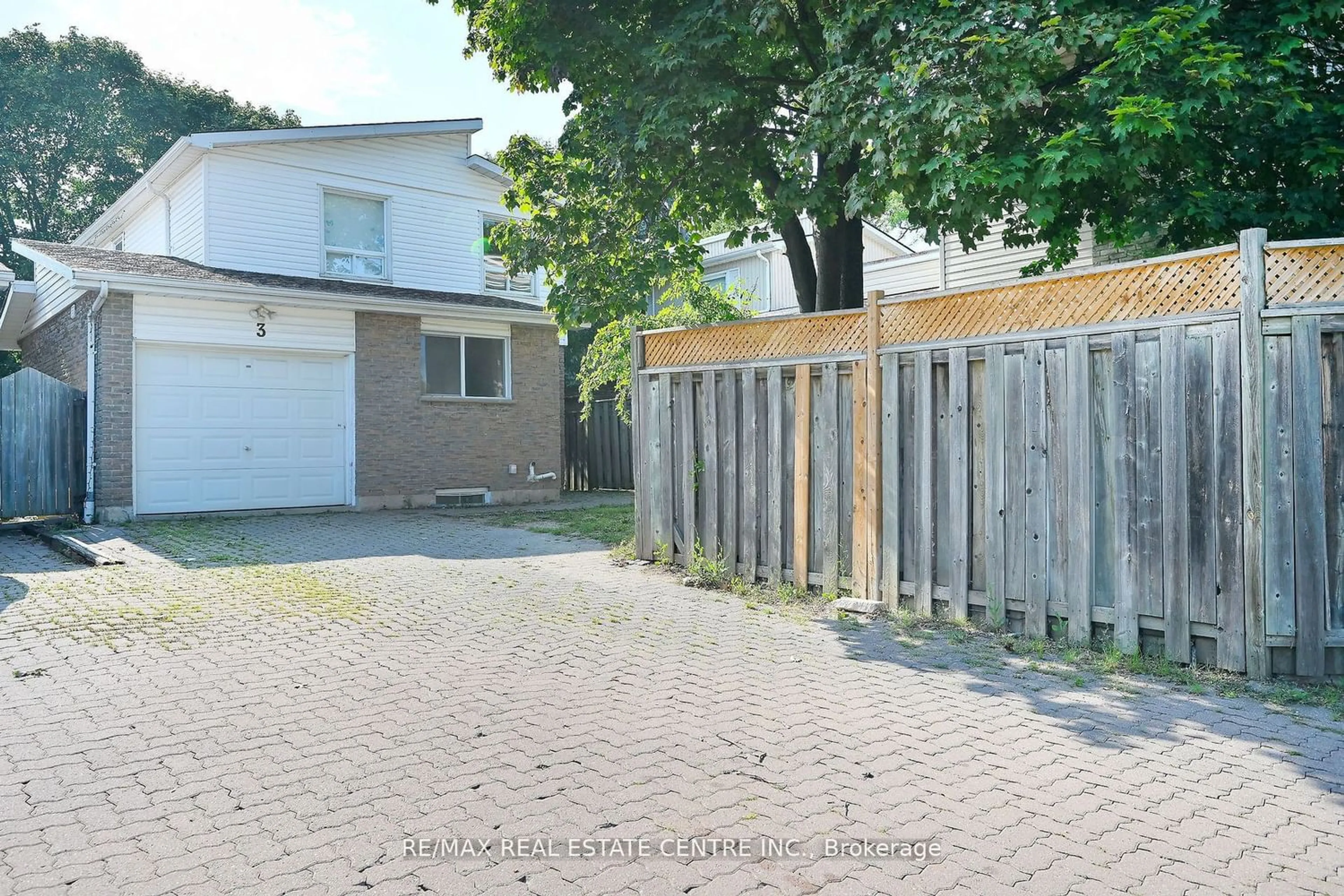 Fenced yard for 3 Moonstream Crt, Mississauga Ontario L5N 2P8