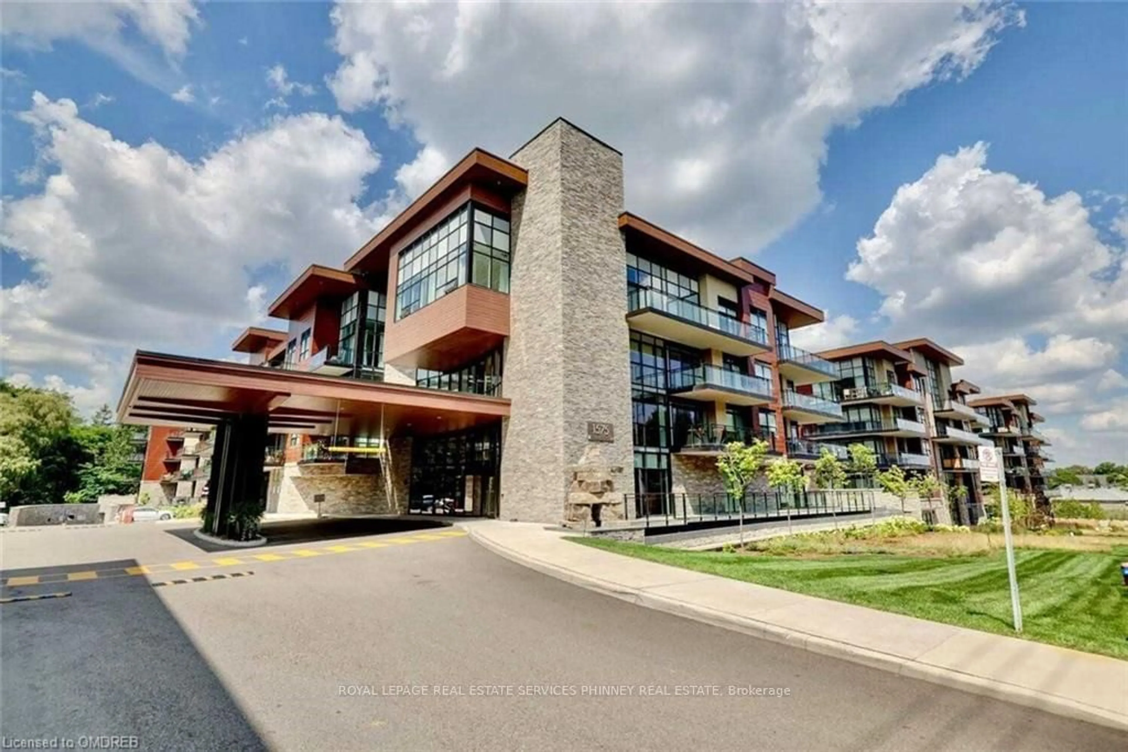 A pic from exterior of the house or condo for 1575 Lakeshore Rd #207, Mississauga Ontario L5J 0B1