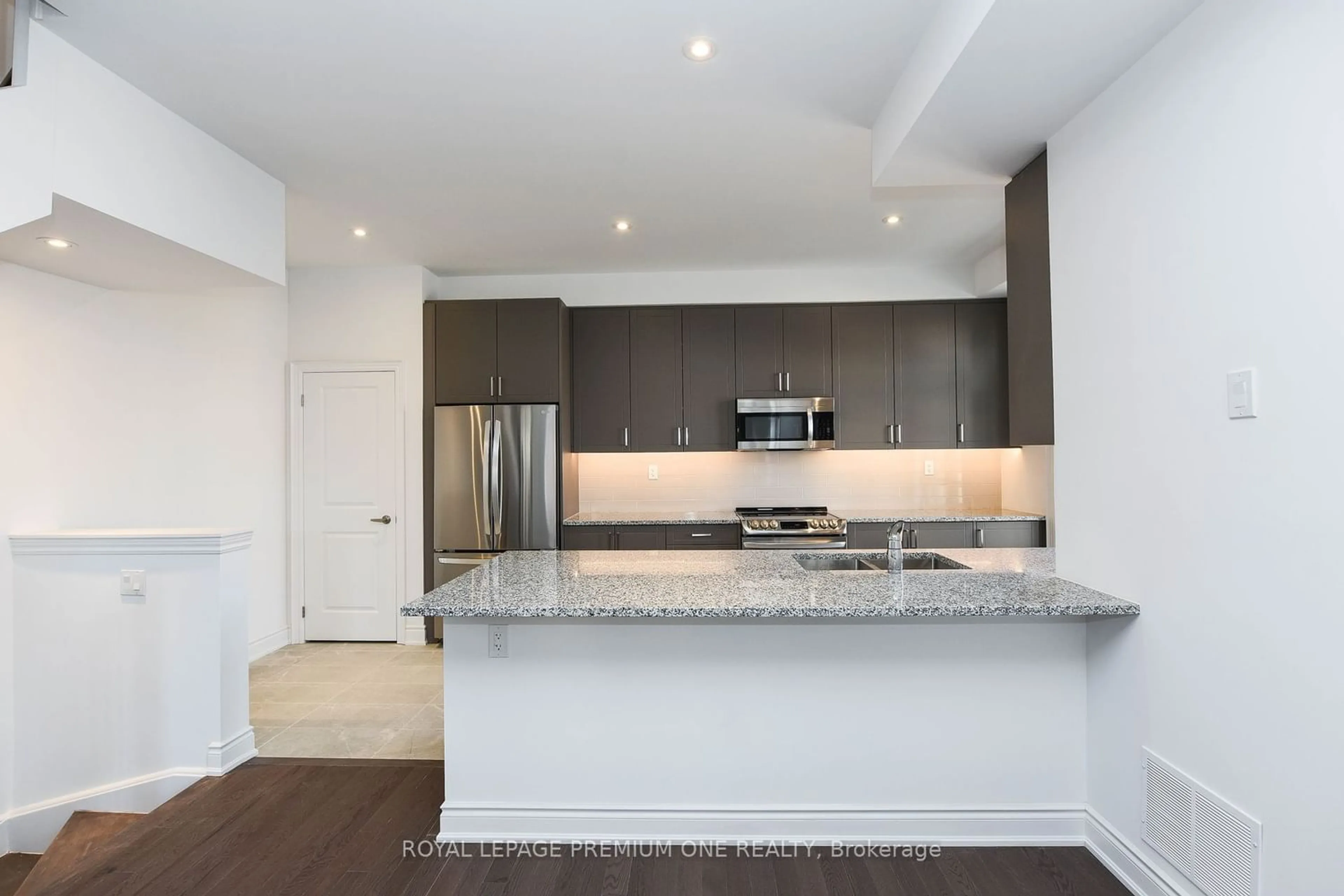 Contemporary kitchen for 40 Lunar Cres #60, Mississauga Ontario L5M 2R5