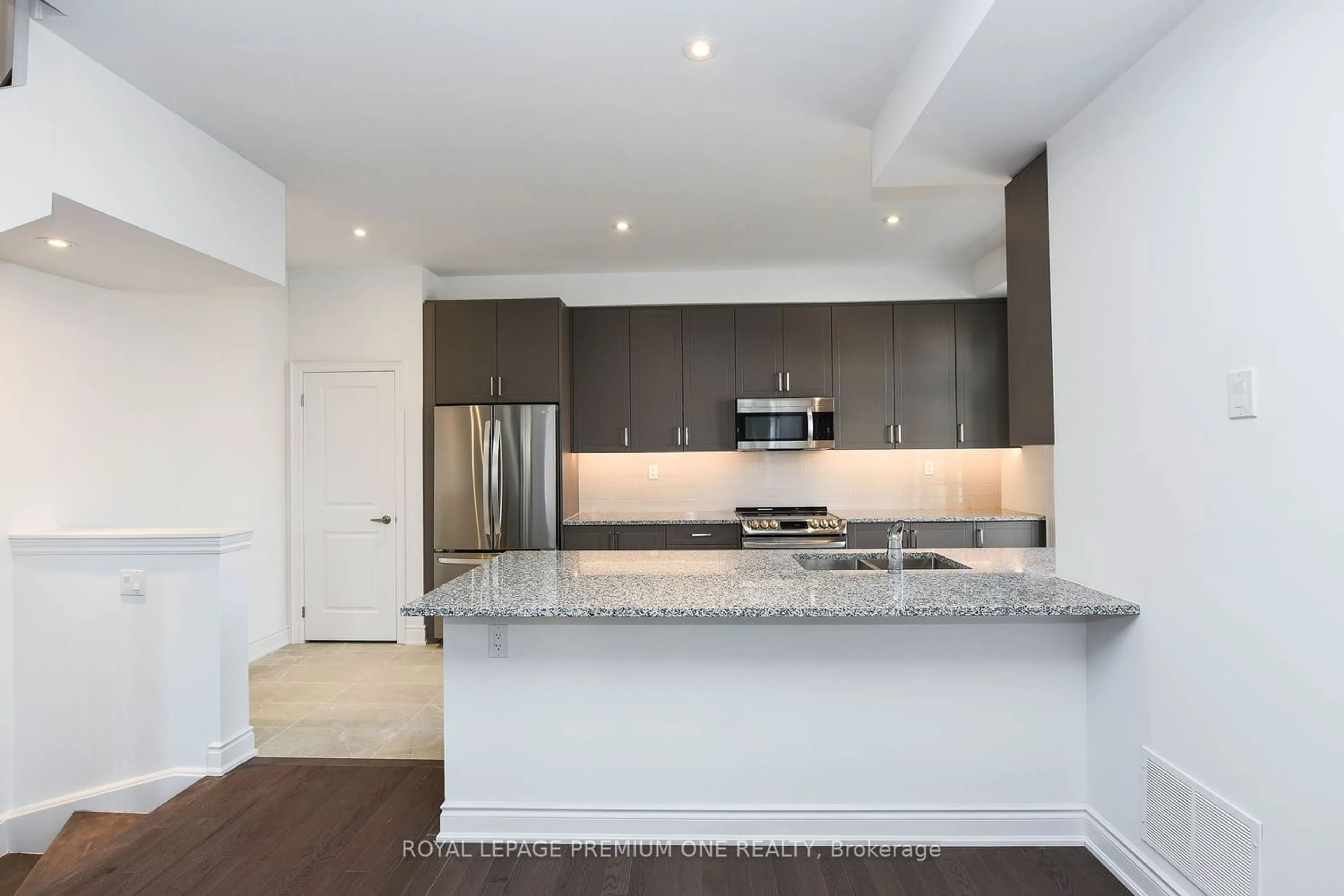 Open concept kitchen for 40 Lunar Cres #60, Mississauga Ontario L5M 2R5