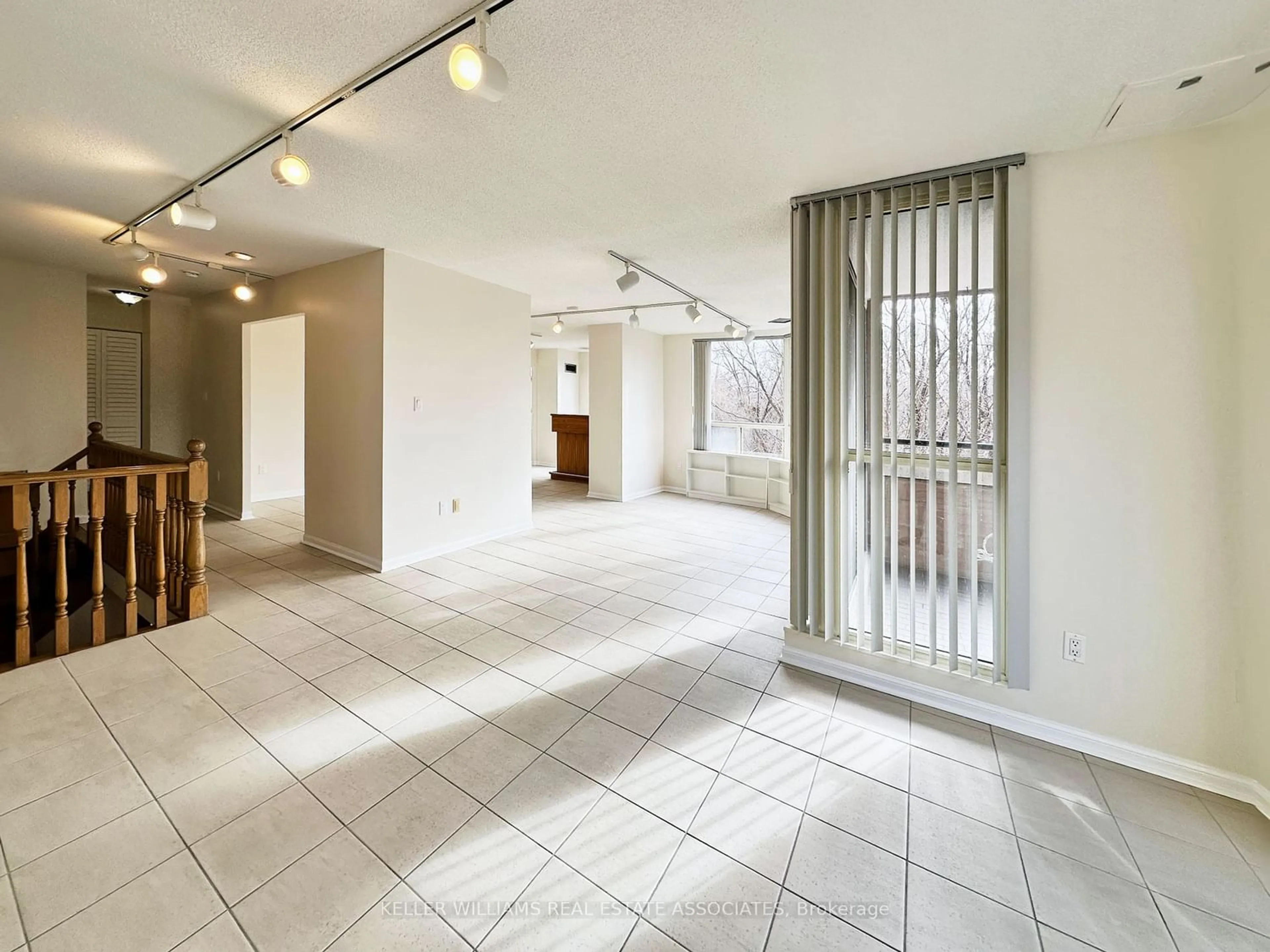 Indoor foyer for 3 Hickory Tree Rd #103N, Toronto Ontario M9N 3W5