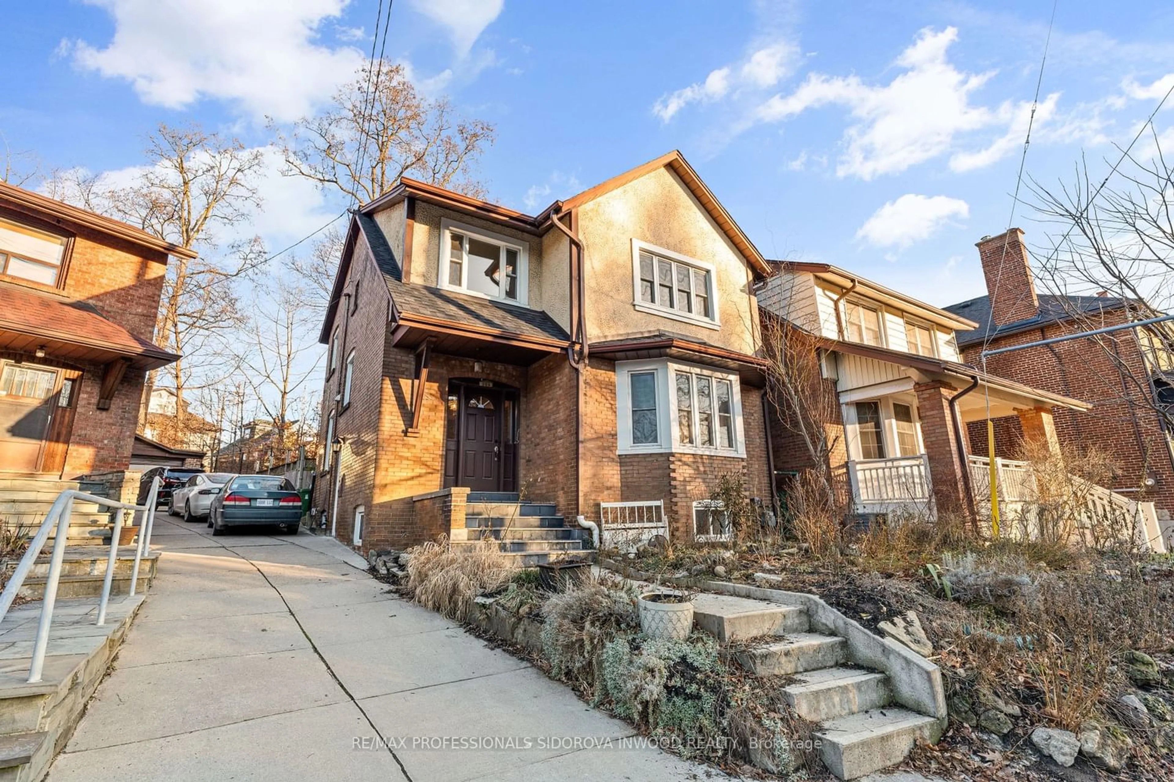 Frontside or backside of a home for 255 Quebec Ave, Toronto Ontario M6P 2T9