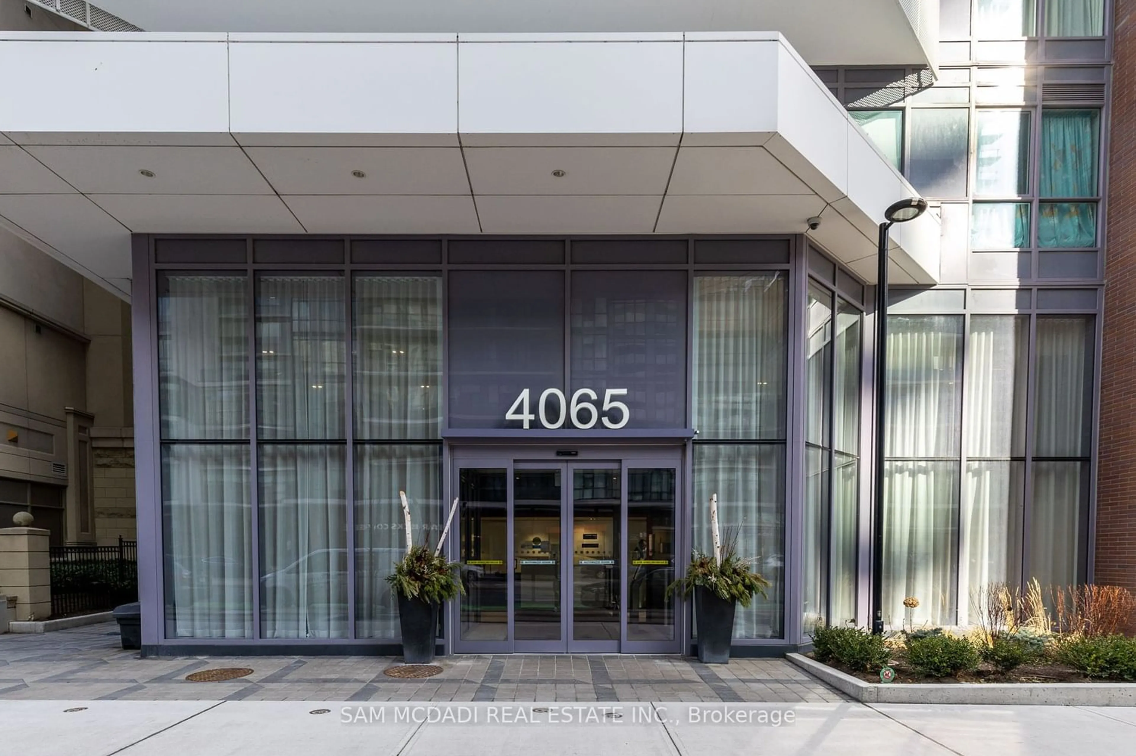 Indoor foyer for 4065 Confederation Pkwy #1012, Mississauga Ontario L5B 0L4