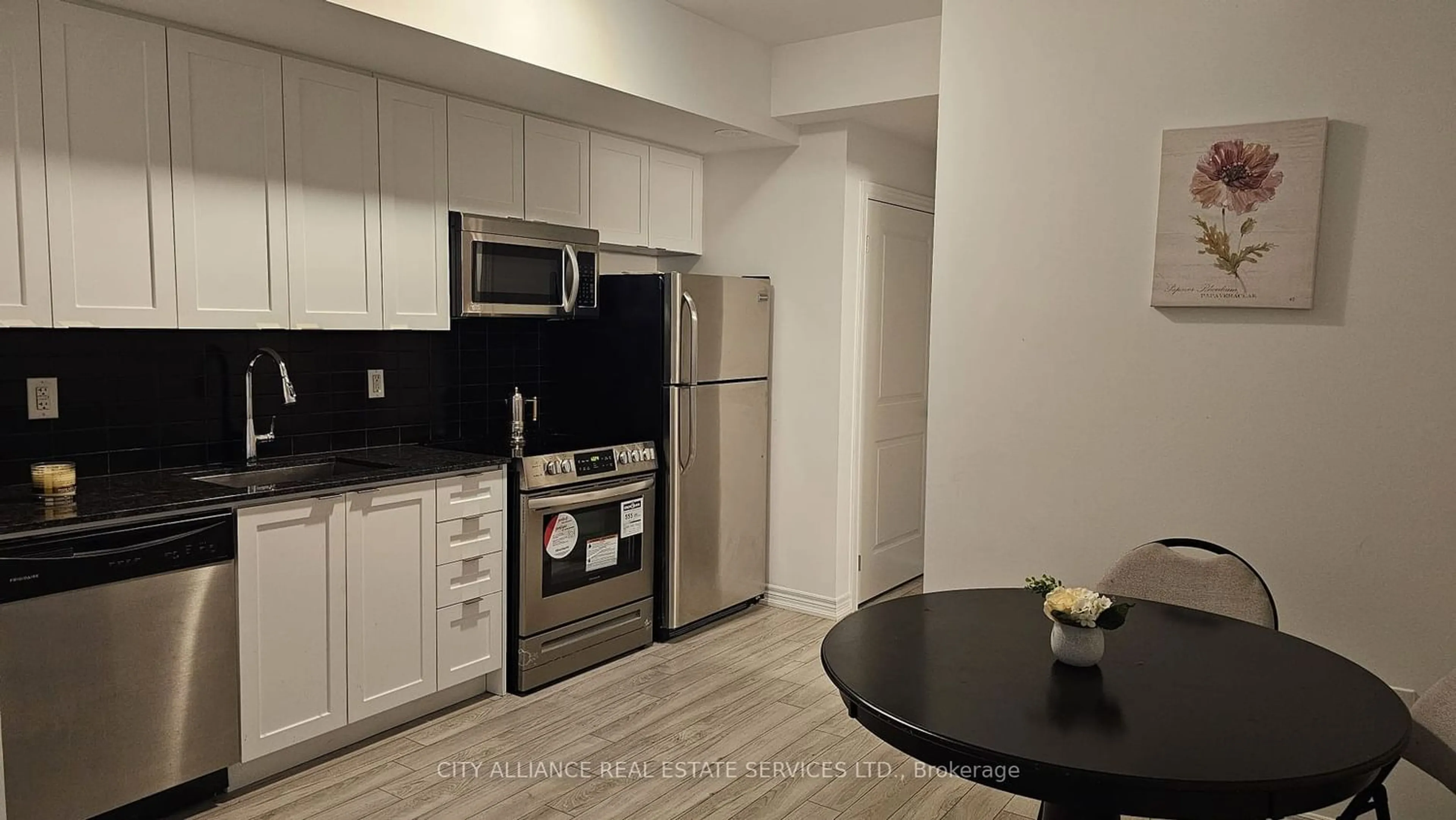 Standard kitchen for 370 Hopewell Ave #118, Toronto Ontario M6E 2S2