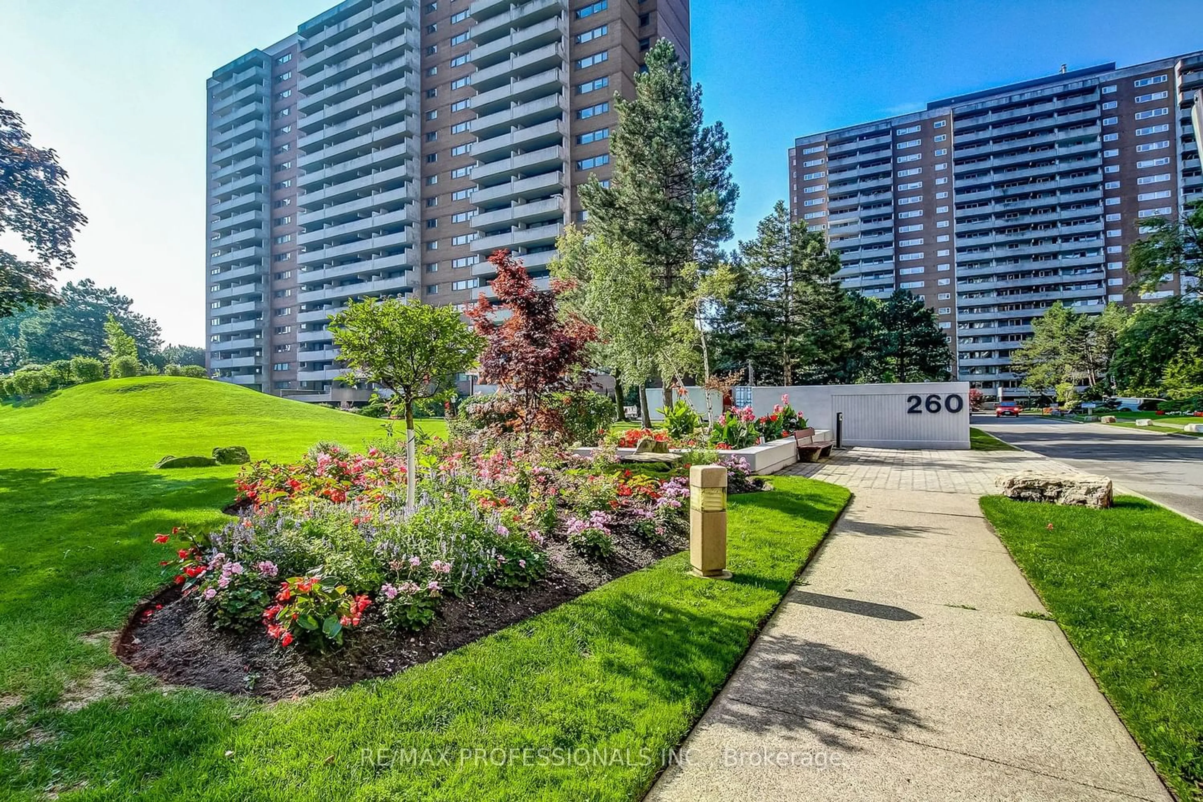 A pic from exterior of the house or condo for 260 Scarlett Rd #209, Toronto Ontario M6N 4X6