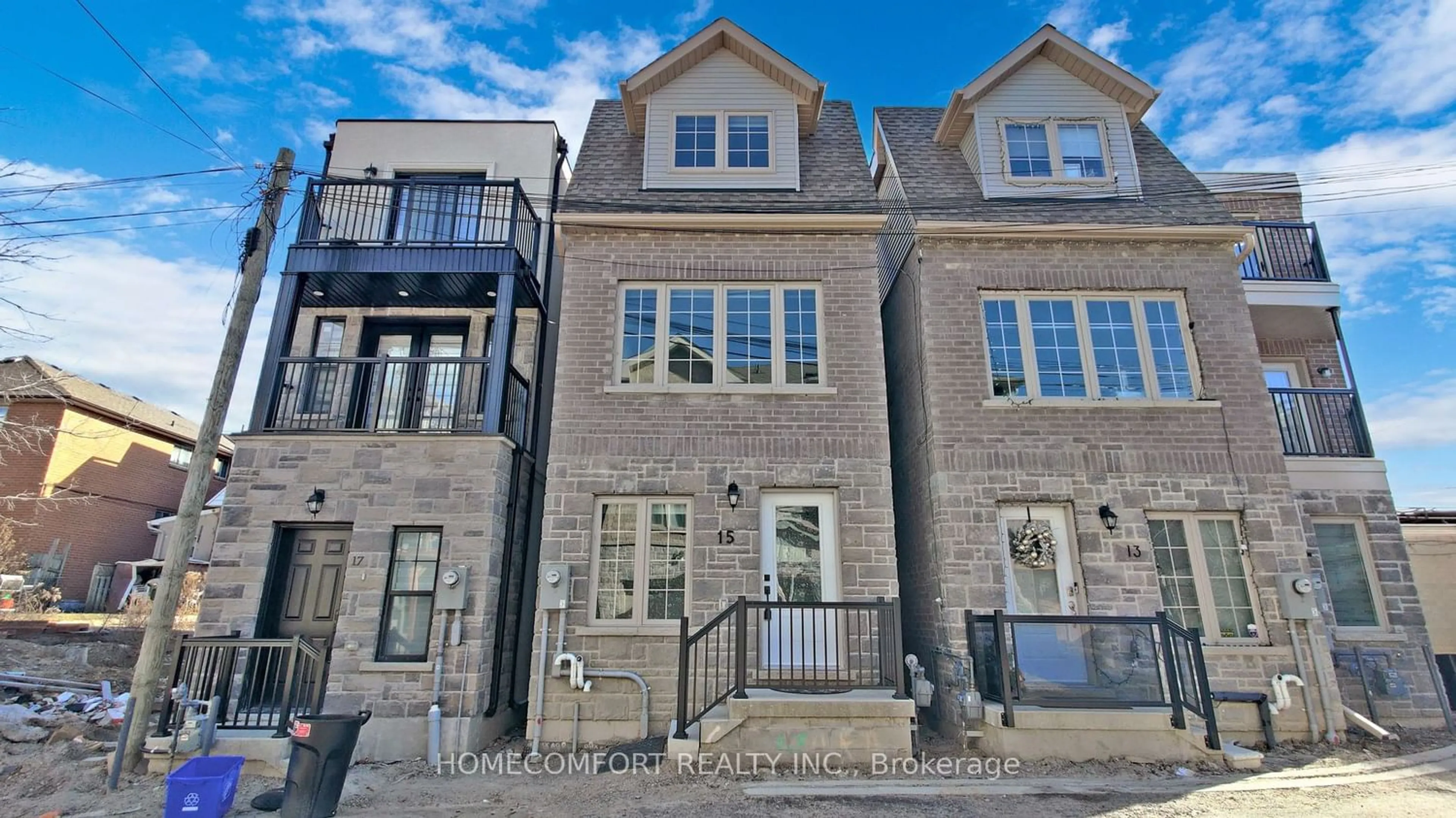 A pic from exterior of the house or condo for 15 Justice Gdns, Toronto Ontario M9N 1M3