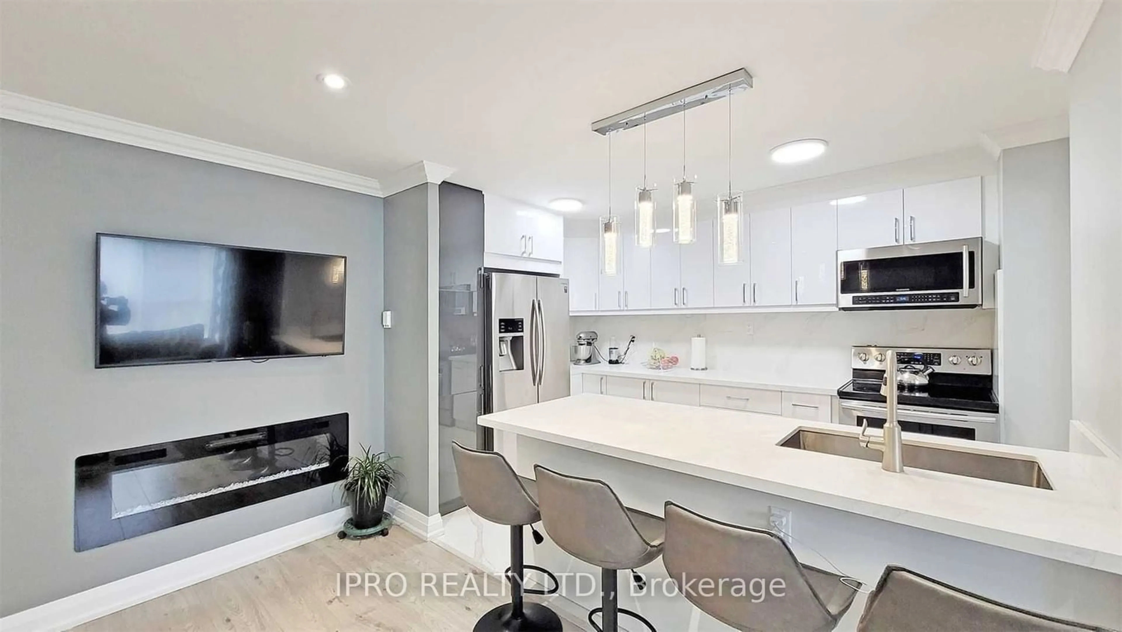 Contemporary kitchen for 3170 Kirwin Ave #102, Mississauga Ontario L5A 3R1