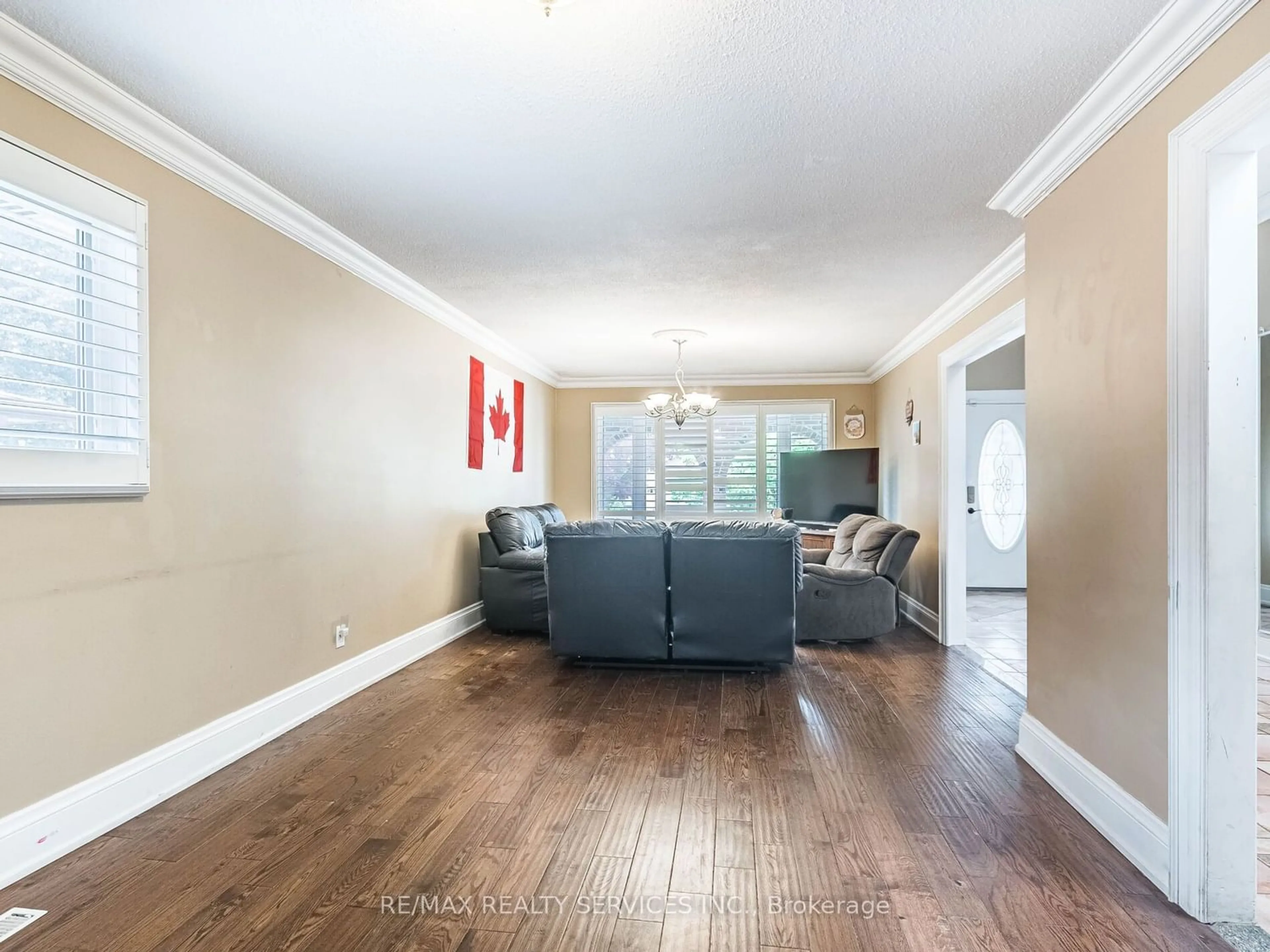 Living room for 24 Premier Pl, Brampton Ontario L6S 3W1