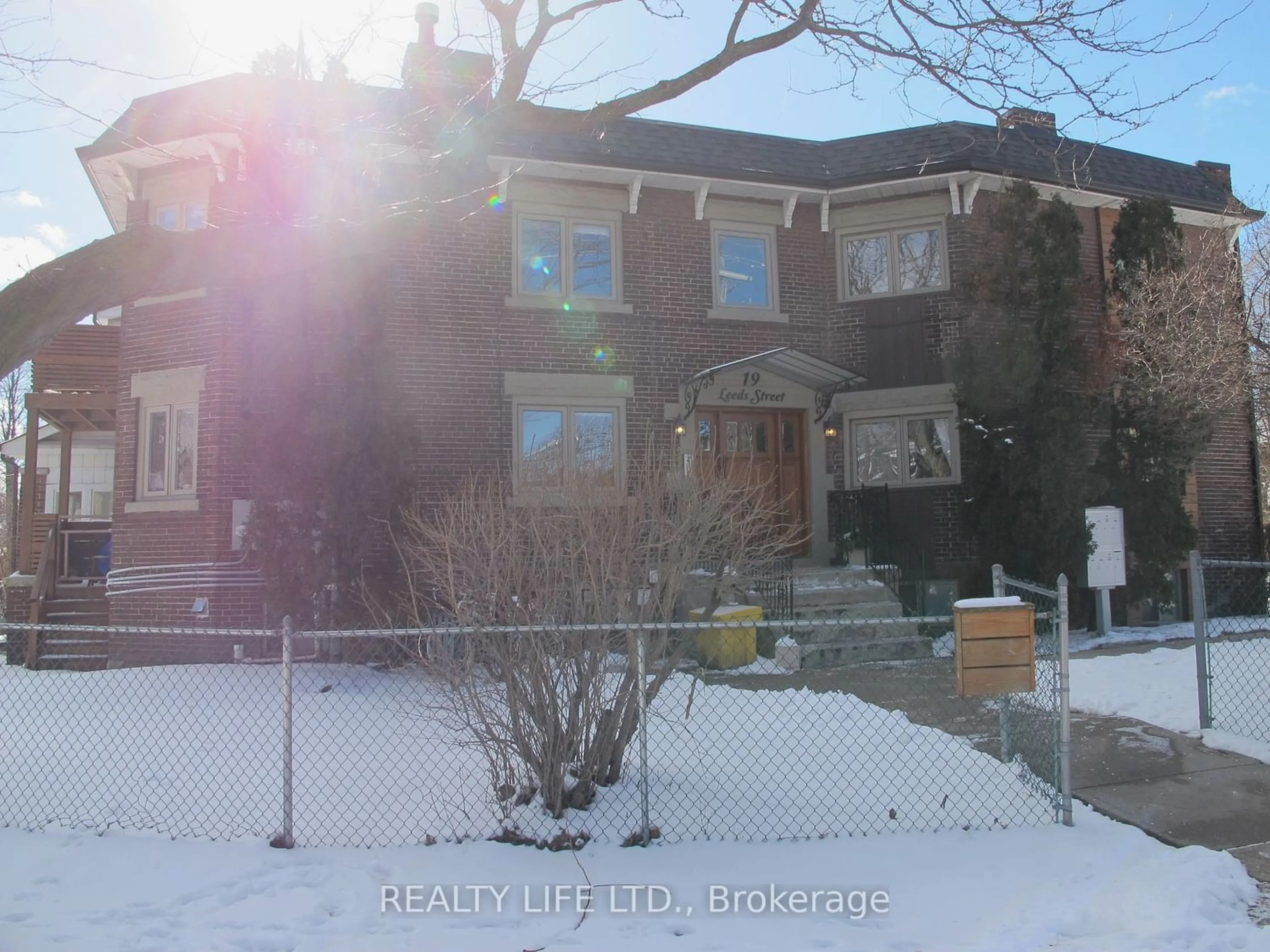 Frontside or backside of a home for 19 Leeds St, Toronto Ontario M6G 1N8