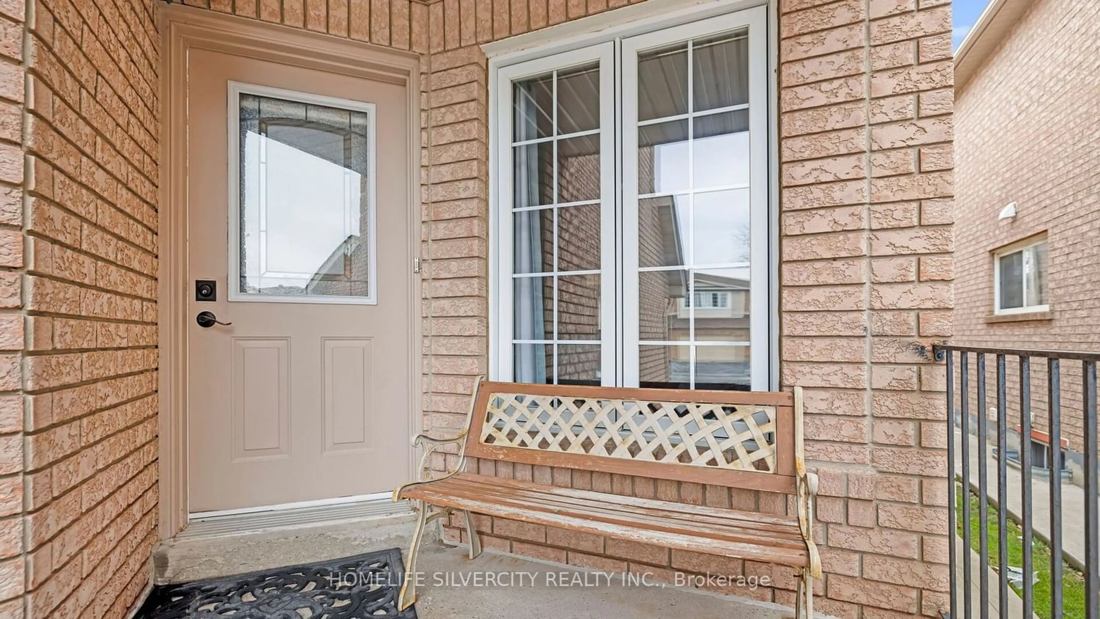 Indoor entryway, wood floors for 70 Tumbleweed Tr, Brampton Ontario L6Y 4Z9