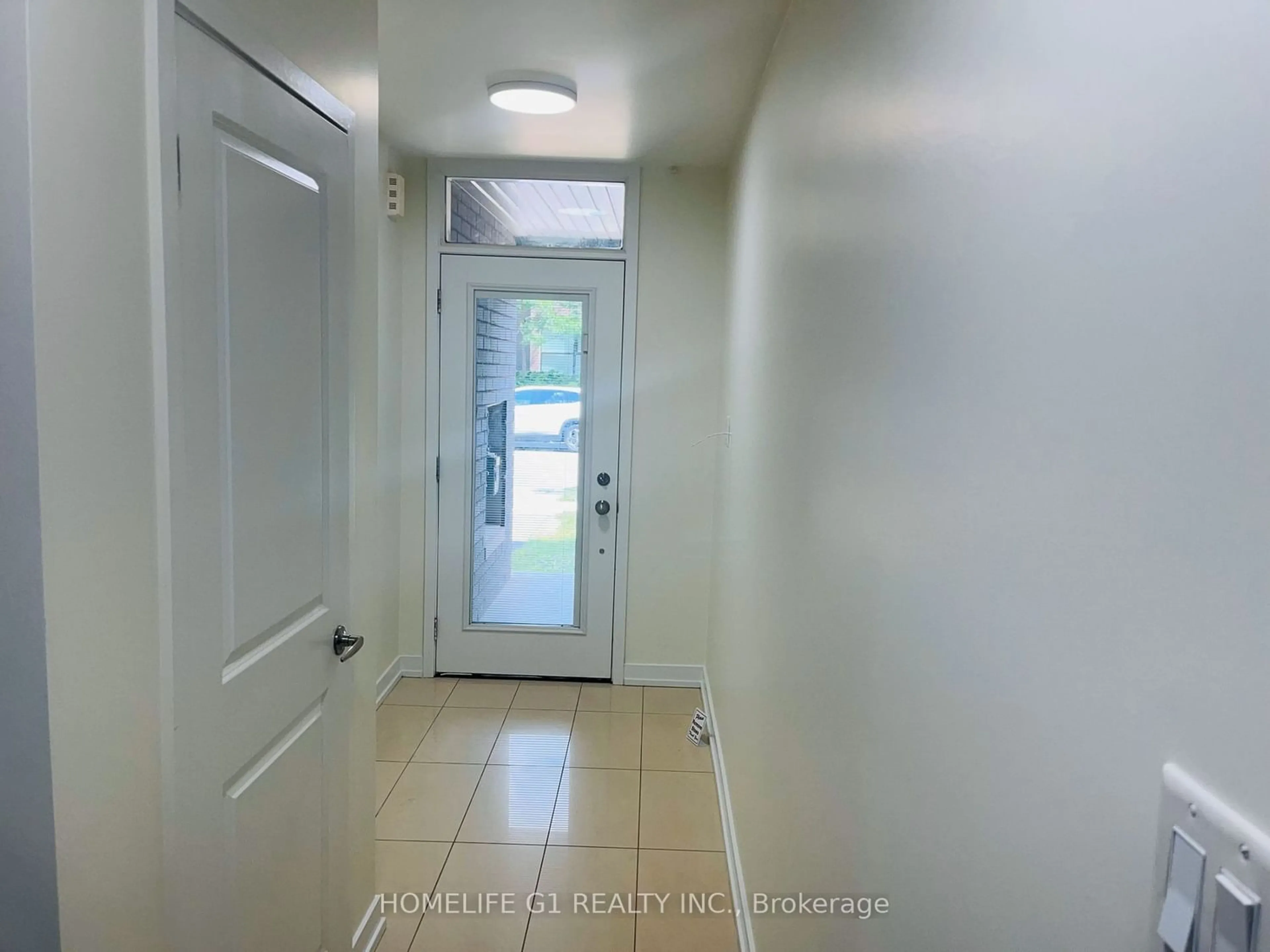 Indoor entryway for 209 Sabina Dr, Oakville Ontario L6H 0L5