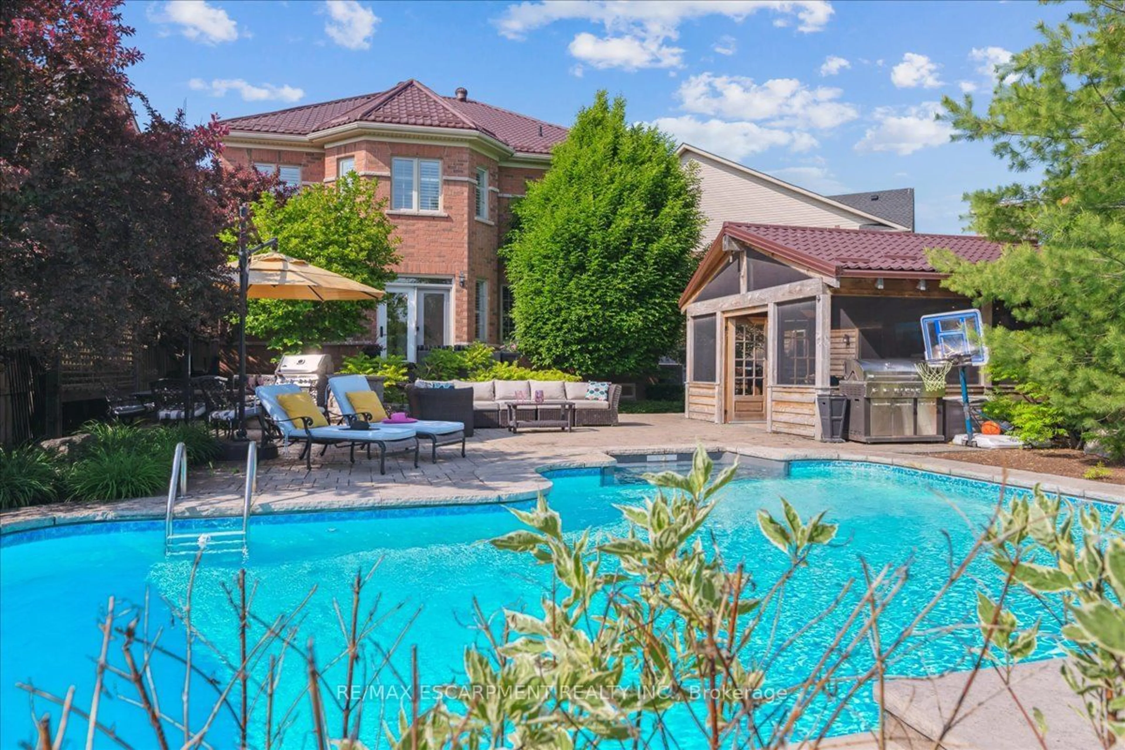 Indoor or outdoor pool for 320 Wrigglesworth Cres, Milton Ontario L9T 6Z9