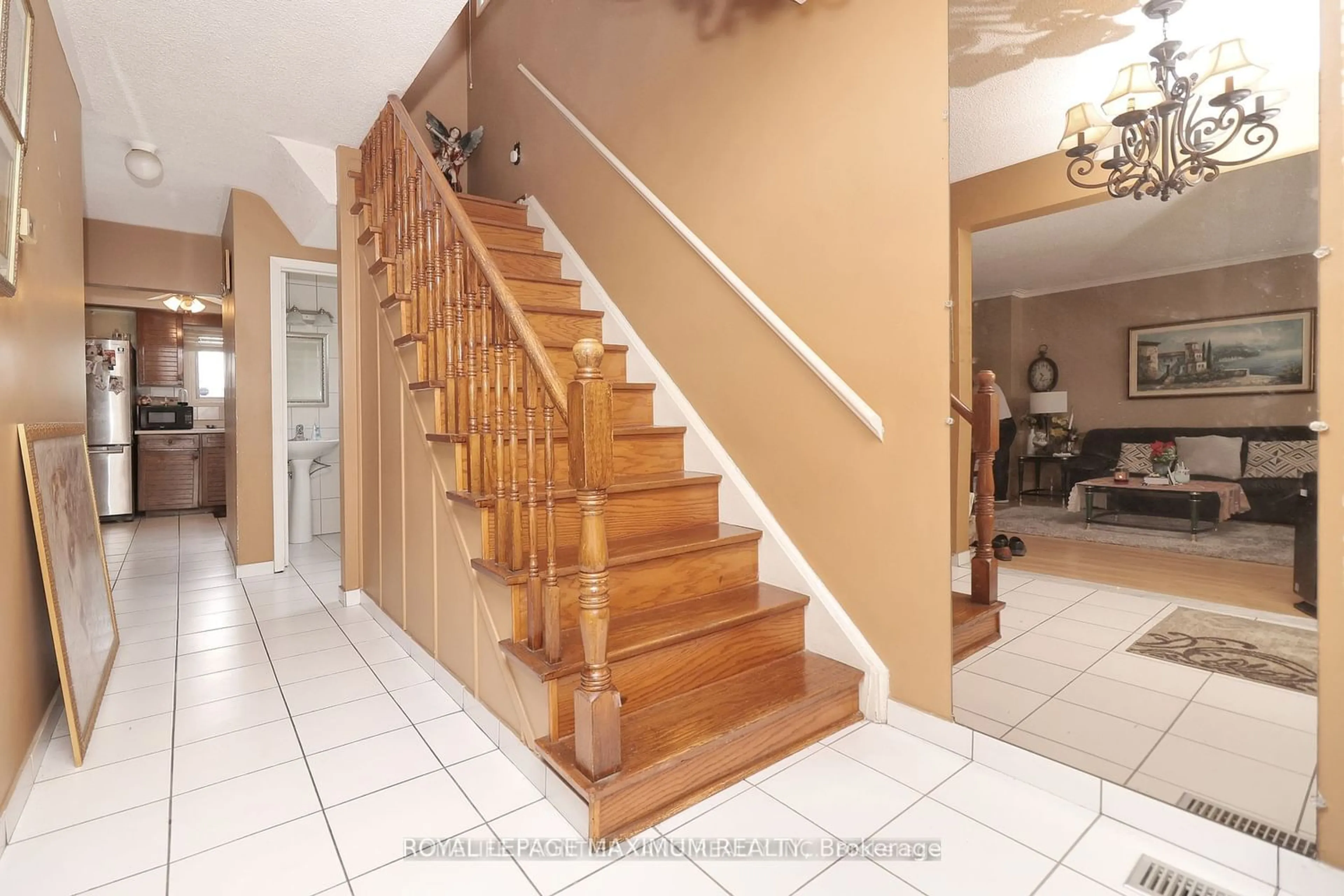 Stairs for 116 Elnathan Cres, Toronto Ontario M9L 2G3