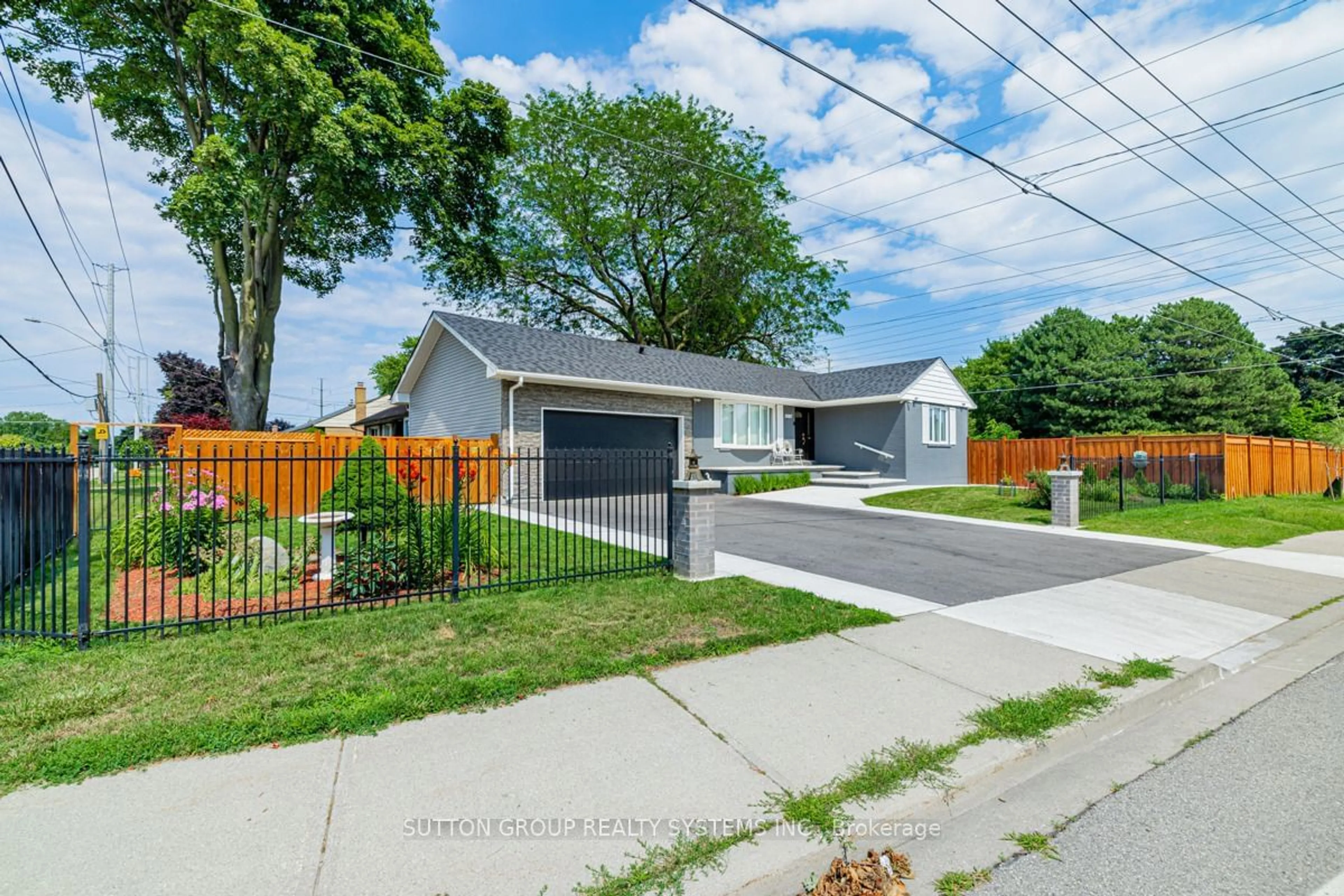 Frontside or backside of a home for 2087 Munden Rd, Mississauga Ontario L5A 2R1